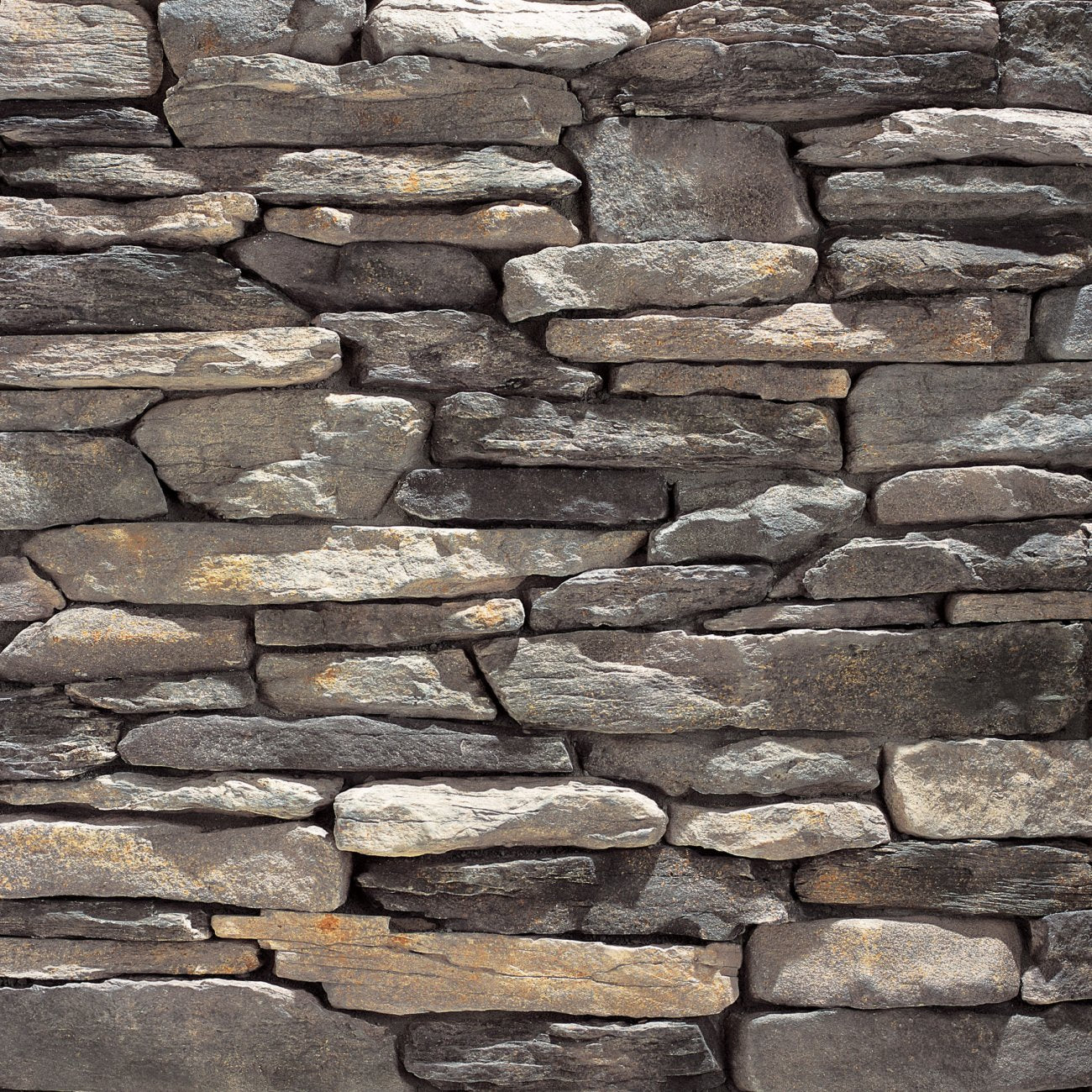 Eldorado Bluffstone Mineret stone veneer in cool gray tones with stacked texture