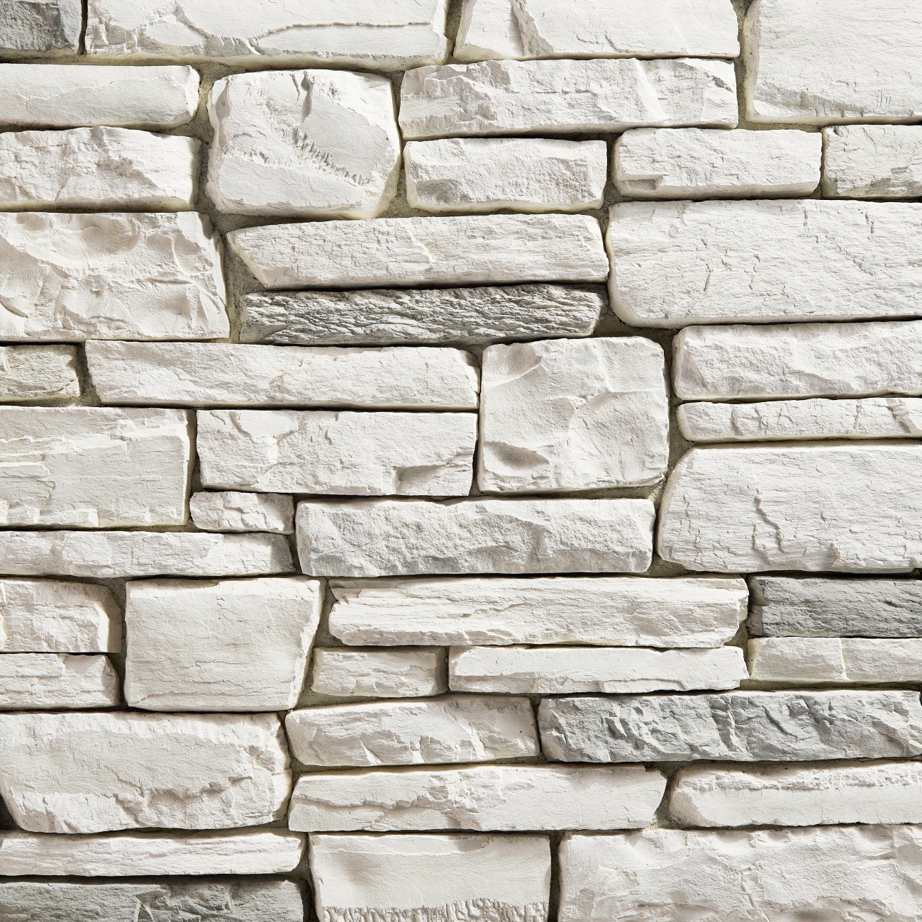Eldorado Nordic Peak Cliffstone stone veneer in cool gray and taupe hues with realistic ledgestone texture